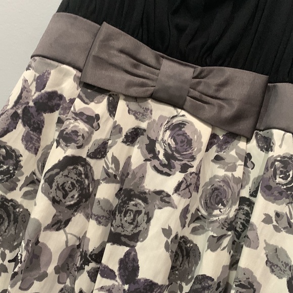 Beautiful kids party dress - Picture 3 of 5